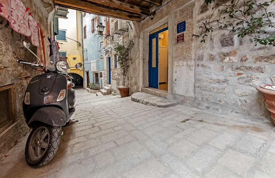 Guest house SOTTO I VOLTI Centro Storico-1